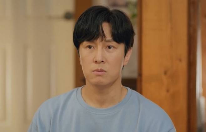 그룹 신화 멤버이자 배우 김동완이 연예인 축가 비용에 대해 밝혔다. [사진출처 = ‘독수리 5형제를 부탁해’ 영상 캡처]