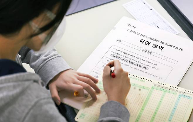 2026학년도 대학수학능력시험 9월 모의평가가 실시된 지난 3일 한 고등학교에서 3학년 학생들이 시험 준비를 하고 있다. 연합뉴스
