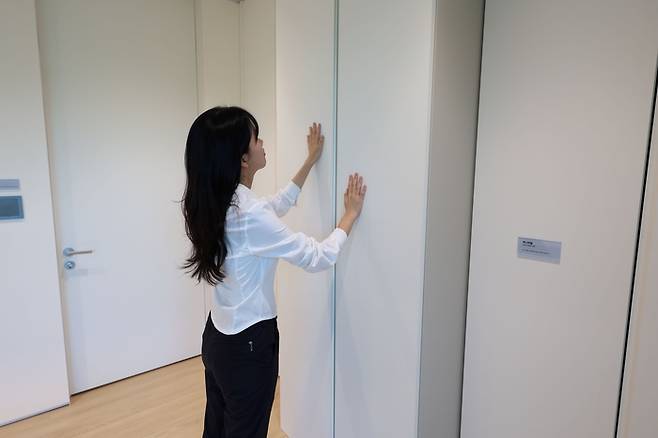 삼성물산 관계자가 기능성 가구 ‘넥스트 퍼니처’로 공간 분리를 시연하고 있다. 삼성물산