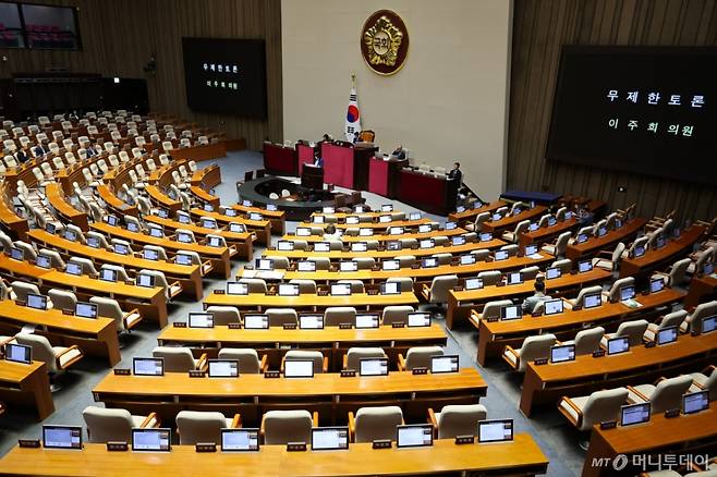 (서울=뉴스1) 유승관 기자 = 이주희 더불어민주당 의원이 27일 서울 여의도 국회에서 열린 제429회 국회(정기회) 제9차 본회의에서 방송미디어통신위원회의 설치 및 운영에 관한 법률안(대안)에 대한 무제한토론(필리버스터)을 하고 있다. 2025.9.27/뉴스1 Copyright (C) 뉴스1. All rights reserved. 무단 전재 및 재배포, AI학습 이용 금지. /사진=(서울=뉴스1) 유승관 기자