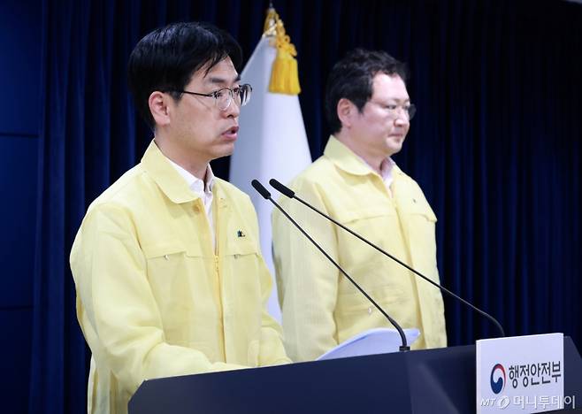 [서울=뉴시스] 이영환 기자 = 김민재 행정안전부 차관이 27일 오전 서울 종로구 정부서울청사에서 국가정보자원관리원 화재 관련 브리핑을 하고 있다. 2025.09.27. 20hwan@newsis.com /사진=이영환