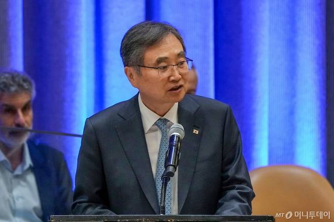 (서울=뉴스1) 임세영 기자 = 조현 외교부 장관이 25일(현지시간) 제80차 유엔총회 고위급 회기에 참석한 계기에 미국 뉴욕 유엔본부에서 열린 UN 총회의장 주최 ‘글로벌 AI 거버넌스 대화 출범 고위급회의’에 참석, 발언을 하고 있다. (외교부 제공. 재판매 및 DB 금지) 2025.9.27/뉴스1  Copyright (C) 뉴스1. All rights reserved. 무단 전재 및 재배포,  AI학습 이용 금지.