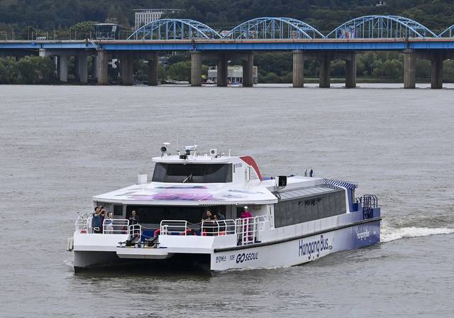 한강버스가 정식 운항을 시작한 18일 오전 서울 서초구 잠수교 인근에서 한강버스가 운행하고 있다. 백동현 기자