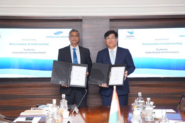 남궁금성(오른쪽) 삼성중공업 생산지원본부장과 비핀 쿠마 삭세나(왼쪽) 인도 스완 조선소 CEO가 조선·해양사업 협력을 위한 양해각서(MOU) 체결식에서 기념 사진을 촬영하고 있다. 삼성중공업 제공