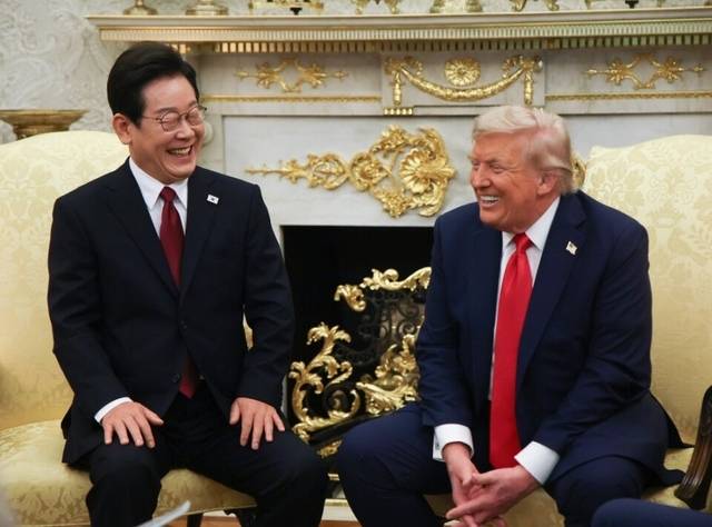 이재명 대통령(왼쪽)이 미국 워싱턴 DC 백악관 오벌오피스에서 도널드 트럼프 미국 대통령과 한미 정상회담을 하며 함께 웃고 있다. 연합뉴스