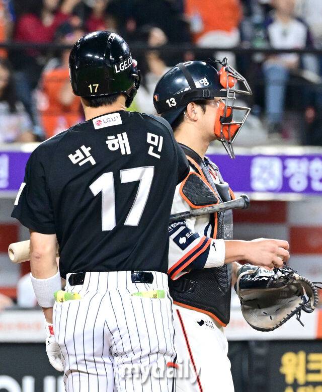 2025년 9월 26일 오후 대전 한화생명 볼파크에서 열린 '2025 신한 SOL뱅크 KBO 리그' LG 트윈스와 한화 이글스의 경기. LG 박해민이 5회초 1사 2.3루서 삼진을 당한 뒤 아쉬워하다 배트로 한화 최재훈 포수를 치고 있다./마이데일리