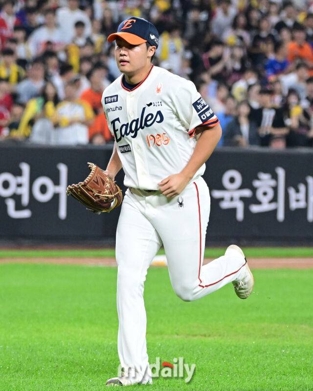 2025년 9월 26일 오후 대전 한화생명 볼파크에서 열린 '2025 신한 SOL뱅크 KBO 리그' LG 트윈스와 한화 이글스의 경기. 한화 정우주가 7회초 구원등판해 1사 1루서 마운드를 내려오고 있다./마이데일리