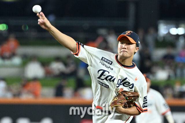 29일 대전 한화생명 볼파크 야구장에서 열린 '2025 신한 SOL BANK KBO리그' LG 트윈스와 한화 이글스 경기. 한화 선발 정우주가 힘차게 투구하고 있다./대전 = 한혁승 기자
