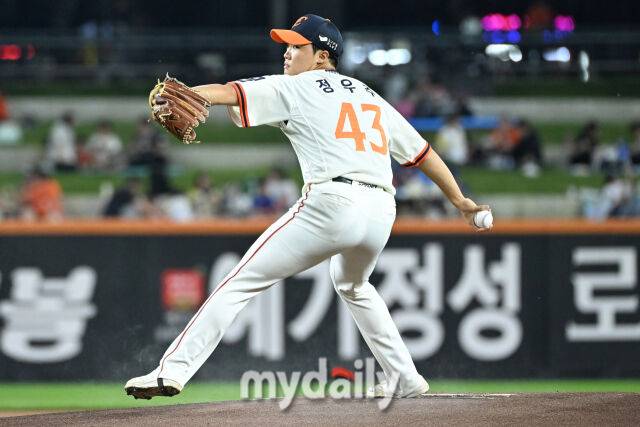 29일 대전 한화생명 볼파크 야구장에서 열린 '2025 신한 SOL BANK KBO리그' LG 트윈스와 한화 이글스 경기. 한화 선발 정우주가 힘차게 투구하고 있다./대전 = 한혁승 기자