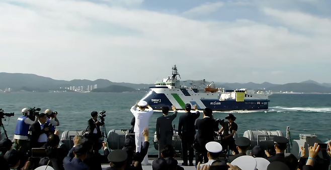 한국지질자원연구원 물리탐사연구선 탐해3호가 해군 창설 80주년 ‘2025 대한민국해군 관함식’ 해상사열에 참가해 정조대왕함 지휘 아래 항진하고 있다.[한국지질자원연구원 제공]