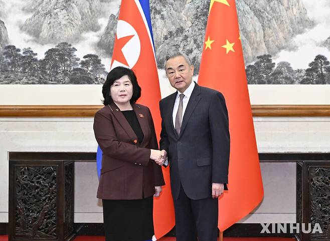 [베이징=신화/뉴시스] 왕이 중국 공산당 중앙위원회 정치국 위원 겸 외교부장(오른쪽)이 28일 수도 베이징에서 최선희 북한 외무상과 회담하고 있다. 2025.09.29.