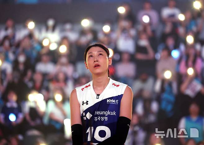 [인천=뉴시스] 이영환 기자 = 18일 오후 인천 부평구 삼산월드체육관에서 열린 KYK 인비테이셔널 2025 여자배구 세계 올스타전 팀 스타와 팀 월드의 경기에서 경기를 마친 김연경이 영상을 보고 있다. 2025.05.18. 20hwan@newsis.com