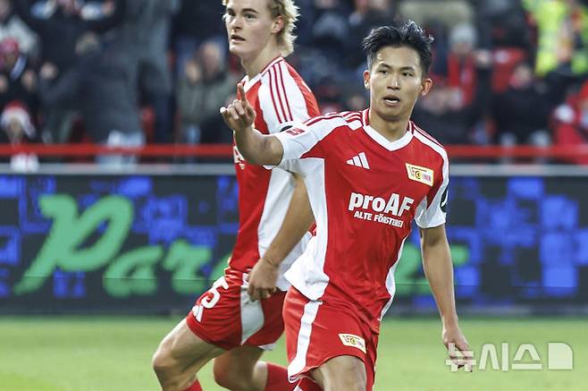 [베를린=AP/뉴시스] 우니온 베를린의 정우영이 지난달 30일(현지시각) 독일 베를린의 슈타디온 안 데어 알텐 푀르스터라이에서 열린 2024-25 분데스리가 12라운드 레버쿠젠과의 경기 전반 29분 동점 골을 넣고 세리머니하고 있다. 정우영은 시즌 2호 골을 기록하며 79분을 뛰었고 베를린은 1-2로 패해 4승4무4패(승점16)로 리그 11위에 머물렀다. 2024.12.01.