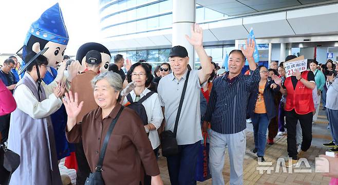 [인천=뉴시스] 전진환 기자 = 중국인 단체관광객에 대한 무비자 입국 시행 첫날인 29일 오전 인천 연수구 인천항 크루즈터미널에서 중국인 단체 크루즈 관광객이 입국하고 있다.  2025.09.29. amin2@newsis.com