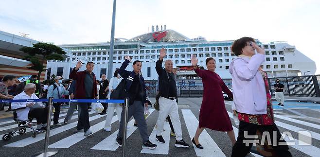 [인천=뉴시스] 전진환 기자 = 중국인 단체관광객에 대한 무비자 입국 시행 첫날인 29일 오전 인천 연수구 인천항 크루즈터미널에서 중국인 단체 크루즈 관광객이 입국하고 있다.  2025.09.29. amin2@newsis.com