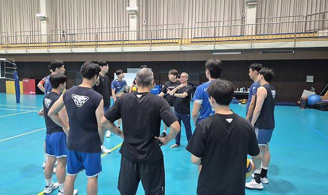 [나고야=뉴시스] 문채현 기자 = 남자배구 우리카드의 마우리시오 파에스 감독이 29일 일본 나고야의 제이텍트 체육관에서 선수들에게 훈련을 지시하고 있다. 2025.09.29. dal@newsis.com *재판매 및 DB 금지