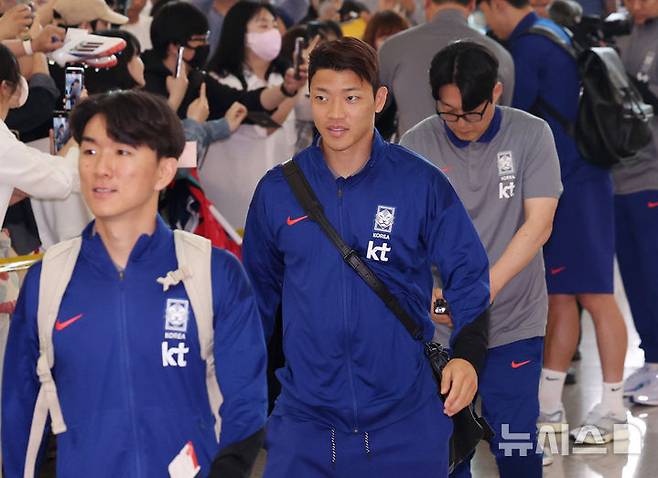 [인천공항=뉴시스] 김진아 기자 = 축구대표팀 황인범, 황희찬이 2026 국제축구연맹(FIFA) 북중미 월드컵 아시아 3차 예선을 치르기 위해 2일 인천국제공항에서 이라크로 출국하고 있다. 2025.06.02. bluesoda@newsis.com