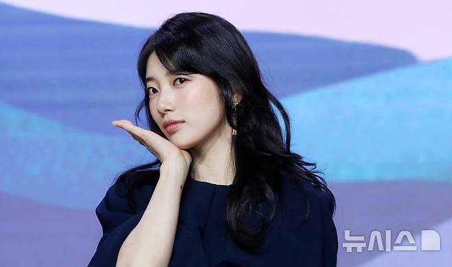 [서울=뉴시스] 김혜진 기자 = 배우 수지가 29일 오후 서울 강남구 조선 팰리스 서울에서 열린 넷플릭스 새 시리즈 '다 이루어질지니' 제작발표회에서 포즈를 취하고 있다. 2025.09.29. jini@newsis.com