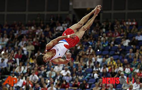 【서울=뉴시스】이예슬 기자 = 올림픽 사상 처음으로 대한민국에 금메달을 안겨준 체조스타 양학선(20)의 경기가 시청률에서도 금메달을 차지했다.  시청률조사회사 AGB닐슨미디어리서치에 따르면, 7일 자정께 KBS 2TV와 MBC TV가 중계한 '체조(남) 양학선 결승 경기'는 각각 19.6%와 11.7%로 합계 31.3%를 기록했다.  6일 10시께 사격에서 은메달을 따낸 김종현(27)의 결선도 SBS TV와 KBS 1TV에서 각각 18.9%와 12.4%, 합 31.3%로 양학선의 시청률과 타이를 이뤘다.  비슷한 시간 레슬링 16강에서 쿠바의 헨서 메오크 루곤스와 맞붙은 정지현(29)의 경기는 KBS 1TV와 SBS TV에서 각각 12.1%, 10.8%(합 22.9%)를 찍었다. 한편, 지난달 26일 개막한 런던올림픽 중계방송에서 가장 높은 시청률을 거둔 경기는 7월26일 KBS 2TV의 한국 대 멕시코의 축구 예선으로 31.5%에 이르렀다. KBS 2TV가 중계한 김법민(21)의 양궁 8강전은 29.1%를 기록했다.  ashley85@newsis.com