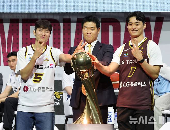 [서울=뉴시스] 배훈식 기자 = 창원 LG 조상현 감독과 양준석, 유기상이 29일 오후 서울 용산구 블루스퀘어에서 열린 2025-2026시즌 프로농구 개막 미디어 데이&팬 페스트에서 포즈를 취하고 있다. 2025.09.29. dahora83@newsis.com