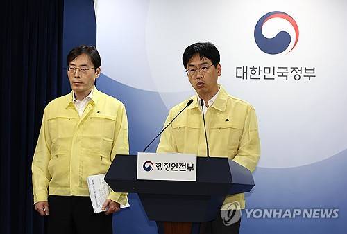 국가정보자원관리원 화재 브리핑 나선 김민재 차관 (서울=연합뉴스) 김성민 기자 = 김민재 행정안전부 차관(오른쪽)이 27일 오전 서울 종로구 정부서울청사 브리핑실에서 열린 '국가정보자원관리원 정부 서비스 장애 관련 브리핑'에서 발언하고 있다. 2025.9.27 ksm7976@yna.co.kr