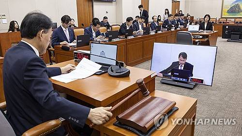 국회 정무위, 2025년도 국정감사 증인 등 출석 처리 (서울=연합뉴스) 황광모 기자 = 윤한홍 국회 정무위원회 위원장이 29일 국회에서 열린 정무위 전체 회의에서 2025년도 국정감사 증인 등 출석요구의 건을 처리하고 있다. 2025.9.29 hkmpooh@yna.co.kr