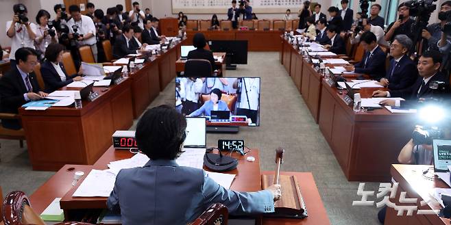 24일 서울 여의도 국회에서 열린 법제사법위원회 전체회의에서 추미애 위원장이 의사봉을 두드리고 있다. 윤창원 기자