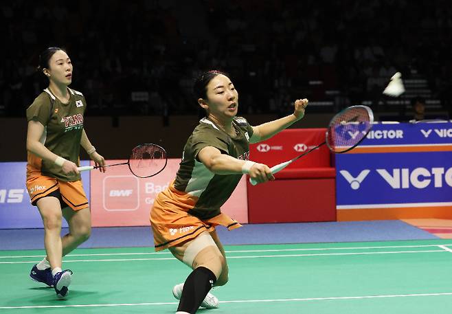 28일 경기도 수원체육관에서 열린 세계배드민턴연맹(BWF) 월드 투어 슈퍼 500 코리아 오픈 여자 복식 결승에서 김혜정(왼쪽)과 공희용이 일본 이와나가, 나카니시를 상대로 경기를 펼치고 있다. 연합뉴스