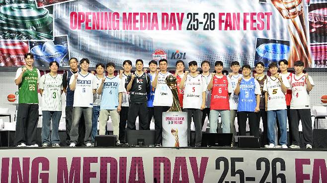 미디어데이에 참석한 10개 구단 20명의 선수들. KBL 제공