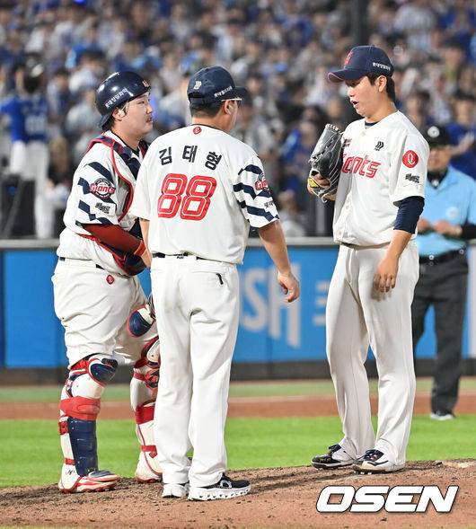 [OSEN=부산, 이석우 기자] 17일 부산 사직야구장에서 2025 신한 SOL 뱅크 KBO 리그 롯데 자이언츠와 삼성 라이온즈의 경기가 열렸다. 홈팀 롯데는 감보아가, 방문팀 삼성은 이승현이 선발 출전했다.롯데 자이언츠 김태형 감독이 8회초 1사 1,2루 삼성 라이온즈 디아즈 타석때 마운드에 올라 정현수와 얘기하고 있다. 2025.08.17 / foto0307@osen.co.kr