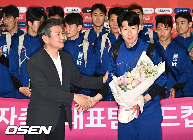 [OSEN=인천공항, 조은정 기자]월드컵 11회 연속 본선 진출에 성공한 한국 축구 국가대표팀이 6일 인천국제공항을 통해 이라크에서 귀국했다.한국은 6일 새벽(한국 시간) 이라크 원정서 2-0 승리로 승점 19(5승 4무)점을 확보하면서 월드컵 11회 연속 본선 진출을 확정지었다.정몽규 대한축구협회장(왼쪽)과 축구대표팀 손흥민이 기념촬영을 하고 있다. 2025.06.06 /cej@osen.co.kr