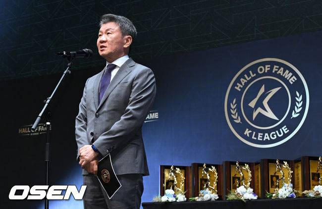 [OSEN=조은정 기자]제2회 K리그 명예의전당 헌액식이 16일 서울 종로구 아산정책연구원에서 진행됐다.이번 제2회 K리그 명예의전당 헌액자로는 선수 부문에&nbsp;김주성,&nbsp;김병지, 고(故)&nbsp;유상철,&nbsp;데얀이 선정됐다. 지도자 부문에&nbsp;김호&nbsp;전 수원 삼성 감독, 공헌자 부문에&nbsp;정몽준&nbsp;대한축구협회 명예회장이 이름을 올렸다.대한축구협회 정몽규 회장이 축사를 하고 있다. 2025.09.16 /cej@osen.co.kr