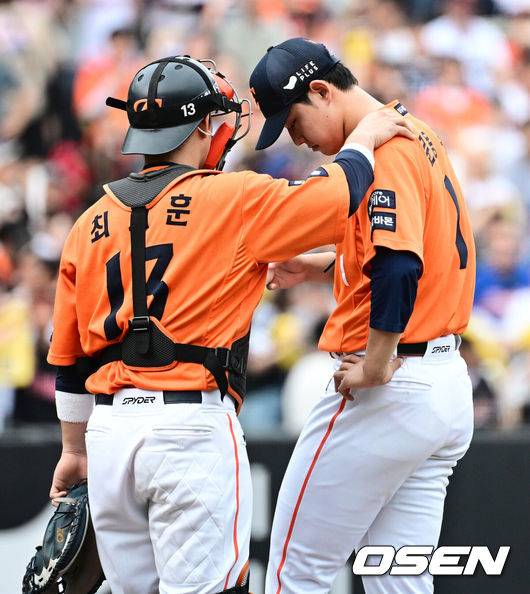 [OSEN=대전, 지형준 기자] 한화 포수 최재훈이 마운드에 올라가 투수 문동주를 격려하고 있다. 2025.06.15 /jpnews@osen.co.kr