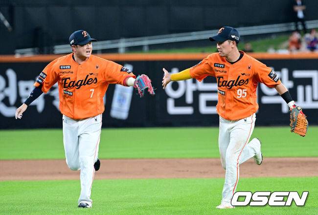 [OSEN=대전, 최규한 기자] 25일 대전 한화생명볼파크에서 ‘2025 신한 SOL Bank KBO리그’ 한화 이글스와 SSG 랜더스의 경기가 열렸다.홈팀 한화는 라이언 와이스, 방문팀 SSG는 드류 앤더슨을 선발로 내세웠다.4회초 1사 1루 상황 SSG 에레디아의 병살타 때 타구를 잡아 더블플레이 수비를 펼친 한화 2루수 황영묵과 유격수 이도윤이 인사를 나누고 있다. 2025.07.25 / dreamer@osen.co.kr