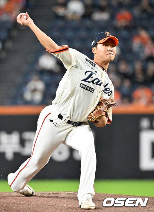 [OSEN=대전, 민경훈 기자] 29일 오후 대전 한화생명볼파크에서 2025 신한 SOL Bank KBO리그&nbsp;한화 이글스와&nbsp;LG 트윈스의 경기가 열렸다.한화는&nbsp;정우주, LG는&nbsp;임찬규를 선발 투수로 내세웠다.한화 선발 정우주가 마운드 위에서 힘차게 공을 뿌리고 있다. 2025.09.29 /rumi@osen.co.kr