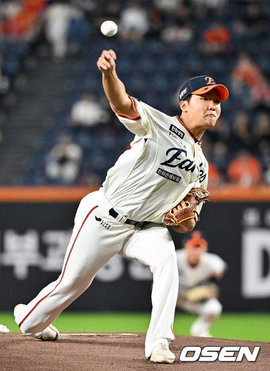 [OSEN=대전, 민경훈 기자] 29일 오후 대전 한화생명볼파크에서 2025 신한 SOL Bank KBO리그&nbsp;한화 이글스와&nbsp;LG 트윈스의 경기가 열렸다.한화는&nbsp;정우주, LG는&nbsp;임찬규를 선발 투수로 내세웠다.한화 선발 정우주가 마운드 위에서 힘차게 공을 뿌리고 있다. 2025.09.29 /rumi@osen.co.kr