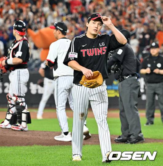 [OSEN=대전, 민경훈 기자] 29일 오후 대전 한화생명볼파크에서 2025 신한 SOL Bank KBO리그&nbsp;한화 이글스와&nbsp;LG 트윈스의 경기가 열렸다.한화는&nbsp;정우주, LG는&nbsp;임찬규를 선발 투수로 내세웠다.6회말 무사 주자 1,2루 한화 채은성 타석에서 LG 선발 임찬규가 마운드를 내려가고 있다.  2025.09.29 /rumi@osen.co.kr