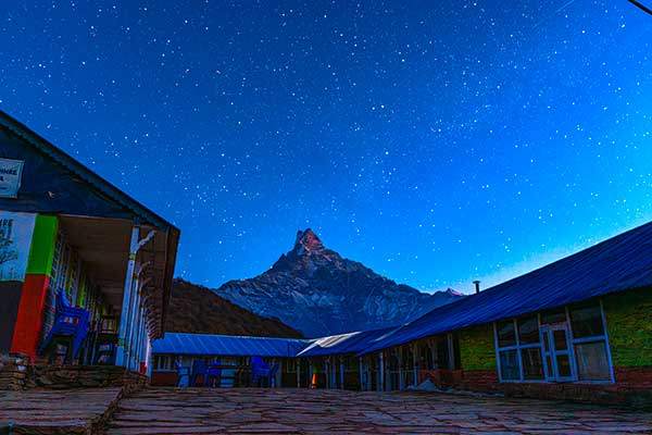 로우 캠프 로지에서 촬영한 마차푸차레와 별.