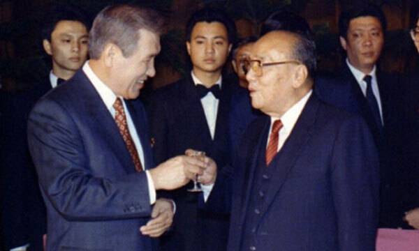 1992년 9월28일 우리 국가원수로는 처음 중국을 국빈 방문한 당시 노태우 대통령이 공식 만찬에서 양상쿤 중국 국가주석과 건배를 하고 있다. 국가기록원 제공