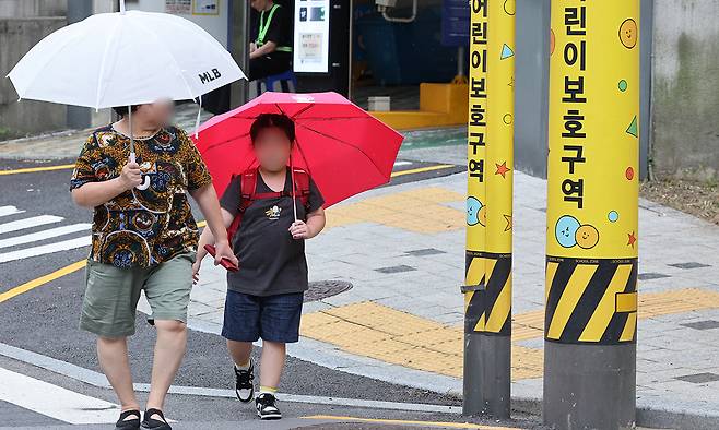 서울 시내 한 초등학교 인근 어린이 보호구역에서 학생들이 하교 하고 있다. 뉴시스
