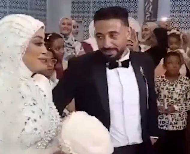 혼식 무대에서 함께 춤추던 신랑과 신부. 행복한 순간은 곧 비극으로 이어졌다. SNS 확산 영상 캡처