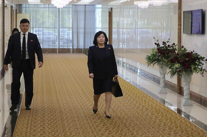 최선희 북한 외무상이 27일 평양국제공항에서 중국으로 출발하고 있다. 평양 AP 연합뉴스