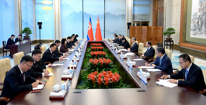 왕이(오른쪽에서 다섯번째) 중국 외교부장은 28일 베이징에서 최선희(왼쪽 여섯번째) 북한 외무상과 회담을 갖고 있다. 맨 오른쪽은 자오리젠 전 중국 외교부 대변인. 베이징 로이터 연합뉴스