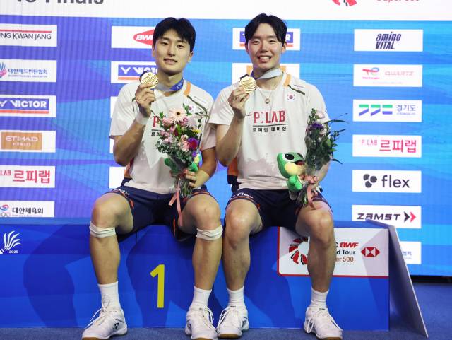 김원호(왼쪽)와 서승재가 28일 배드민턴 코리아 오픈 남자복식에서 우승한 뒤 금메달을 들어 보이고 있다. 연합뉴스