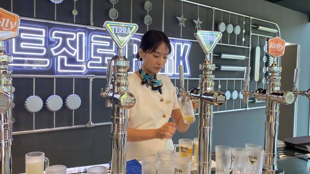 하이트진로 파크에서 새로 리뉴얼된 시음장. 갓 만든 맥주를 맛볼 수 있다. 김남명 기자