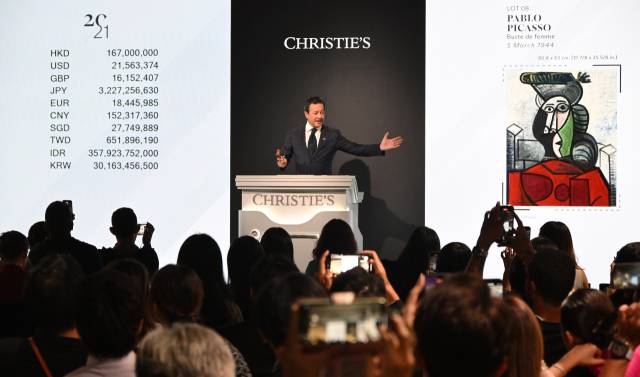 26일(현지 시간) 홍콩 센트럴 더헨더슨에서 열린 크리스티 20·21세기 이브닝 경매에서 파블로 피카소의 ‘여인의 흉상’에 대한 경매가 진행되고 있다. 크리스티 아시아·태평양 총괄 사장(CEO) 내정자이자 스타 경매사인 라훌 카다키아가 진행한 이날 경매에서 이 작품은 1억 6700만 홍콩달러(한화 약 301억 6300만 원)에 낙찰되며 아시아에 판매된 피카소의 작품 중 최고가 기록을 새로 썼다. 홍콩=오승현 기자