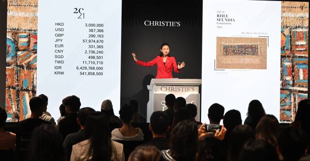 26일(현지 시간) 홍콩 센트럴 더헨더슨에서 개최된 크리스티 20·21세기 이브닝 경매에서 이성자 화백의 '구성(Composition)'에 대한 경매가 진행되고 있다. 홍콩=오승현 기자