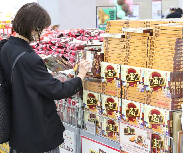 외국인 관광객이 롯데마트 제타플렉스 서울역점에 방문해 ‘비쵸비’를 살펴보고 있다. 사진 제공=오리온