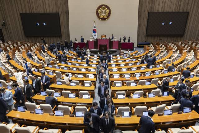 29일 더불어민주당을 중심으로한 의원들이 4박 5일간의 필리버스터(무제한 토론)을 거쳐 5개의 법안 처리를 끝낸 뒤 본회의장을 떠나고 있다. 연합뉴스