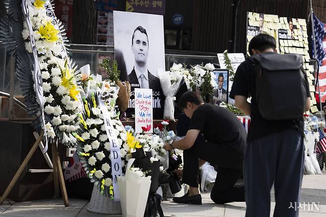 9월15일 서울 중구 숭례문 인근에 찰리 커크의 추모 공간이 마련됐다. ⓒ시사IN 이명익